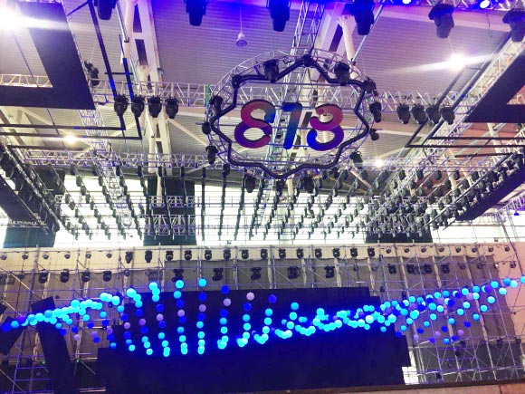 818